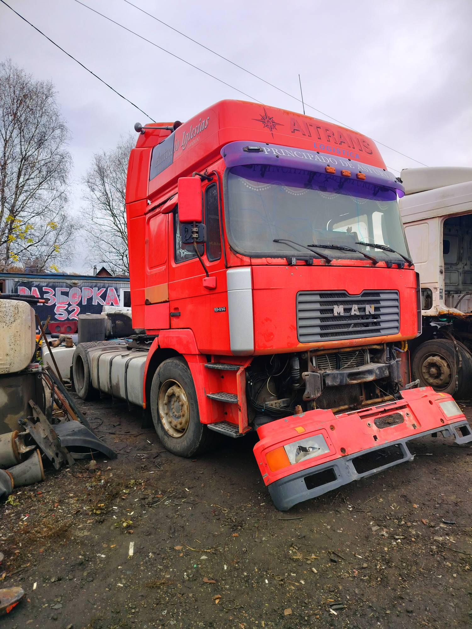 На разборку поступил MAN F2000 2000 г.в. Двигатель D2866LF31 4-х клапанные головки, КПП 16S181 с ретардой, редуктор HY13110 37/12 подвеска рессорная перед, сзади воздух. Кабина высокая, гнилая. Крыша в продаже.